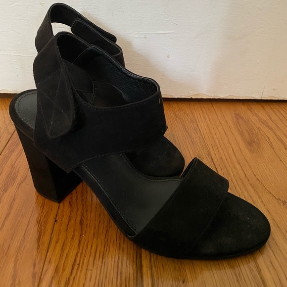 STEVE MADDEN Black Strap Sandals - Picture 1 of 4